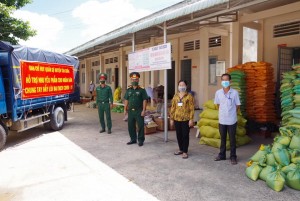 Ban CHQS huyện Tân Châu: tặng nhu yếu phẩm cho các hộ dân vùng phong tỏa 