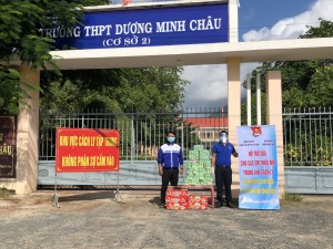 Huyện đoàn Dương Minh Châu: Tặng quà cho thiếu nhi ở khu cách ly 