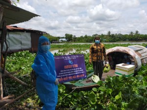 Uỷ ban Hội Liên hiệp Thanh niên huyện Bến Cầu: Tặng quà cho hộ đồng bào dân tộc Chăm sống ven sông Vàm Cỏ Đông 