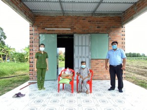 Tặng quà hộ nghèo, gia đình chính chính sách và trẻ em có hoàn cảnh gia đình khó khăn bị ảnh hưởng do dịch Covid-19 