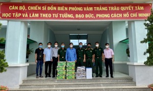 Bí thư Huyện ủy Châu Thành thăm, tặng quà các đồn biên phòng và các chốt chặn phòng chống dịch Covid-19 