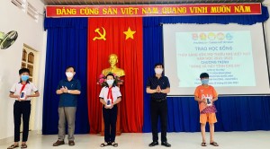 Phường IV: Tặng thiết bị học trực tuyến cho các em học sinh có hoàn cảnh khó khăn 