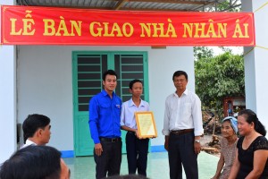 Nhận giải thưởng “Thanh niên sống đẹp” 