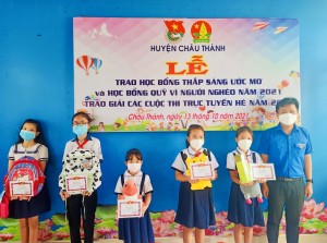 Trao học bổng thắp sáng ước mơ và trao giải các cuộc thi trực tuyến hè năm 2021 