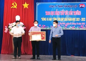 Tặng máy tính và học bổng cho học sinh thành phố Tây Ninh 