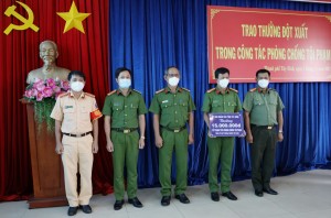 Trao thưởng đột xuất cho Công an thành phố Tây Ninh 