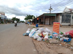 Đổ rác tại bảng cấm và lấn ra đường quốc lộ 