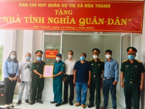 Ban CHQS sự thị xã Hòa Thành trao nhà tình nghĩa quân - dân 