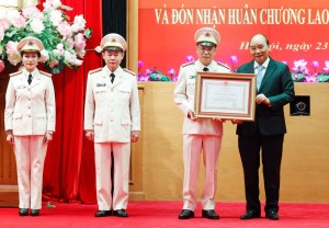 Chủ tịch nước Nguyễn Xuân Phúc trao Huân chương Lao động tặng các cơ quan báo chí Bộ Công an 