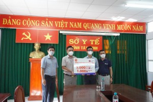 Công ty cổ phần Giấy Vĩnh Tiến trao tặng vật tư y tế phòng chống dịch Covid-19 cho Tây Ninh 