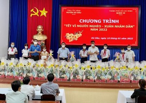 Gò Dầu tặng 100 phần quà tết cho hộ nghèo 