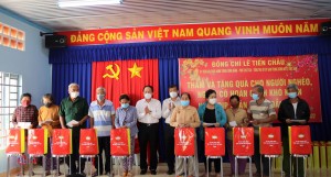 Phó Chủ tịch- Tổng thư ký Uỷ ban Trung ương Mặt trận Tổ quốc Việt Nam thăm, tặng quà tết cho hộ nghèo ở Tây Ninh 