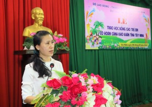 Tặng học bổng cho học sinh có hoàn cảnh khó khăn 