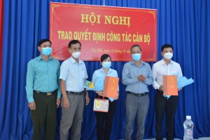 Tân Châu: Công bố các quyết định điều động cán bộ 