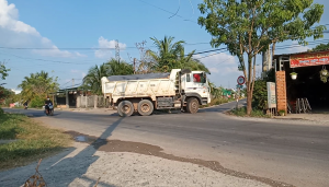 Xe tải “né” trạm cân chạy vào đường trong khu dân cư   