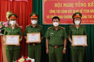 Nhận Cờ dẫn đầu phong trào thi đua của Bộ Công an 