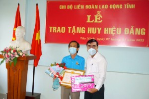 Chi bộ Liên đoàn Lao động tỉnh: Trao Huy hiệu 30 năm tuổi Đảng cho đảng viên Lê Hùng 