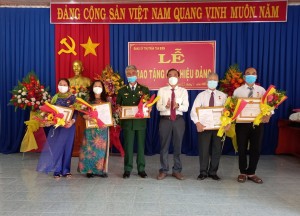 Tân Biên: Trao Huy hiệu 60, 50, 45 và 30 năm tuổi Đảng cho 9 đảng viên 