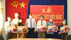 Gò Dầu trao Huy hiệu 55, 40 và 30 năm tuổi Đảng 