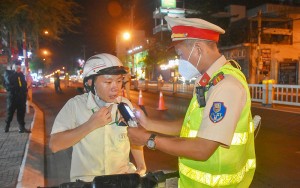 Tránh lạm dụng bia rượu đầu năm 