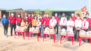 Trao quà cho các em học sinh nghèo hiếu học tại xã Long Phước 