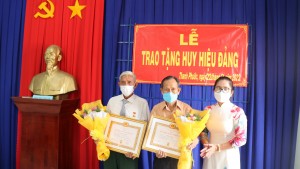 Gò Dầu: Trao Huy hiệu 55 và 40 năm tuổi Đảng 