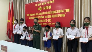 Tuyên dương học sinh, sinh viên tiêu biểu trong chương trình “Nâng bước em tới trường - Con nuôi đồn biên phòng” 