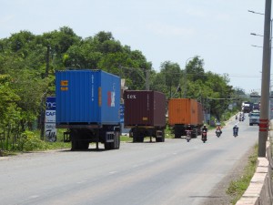 Để thùng xe container và dừng đỗ xe lấn chiếm lòng đường ĐT.782 - Báo Tây Ninh Online