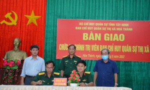 Bàn giao chức vụ Chính trị viên Ban CHQS thị xã Hoà Thành - Báo Tây Ninh Online