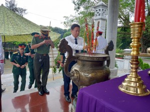 Trung tướng Phùng Sỹ Tấn- Phó tổng Tham mưu trưởng QĐND Việt Nam: Viếng Nghĩa trang liệt sĩ Tân Biên (Đồi 82) - Báo Tây Ninh Online