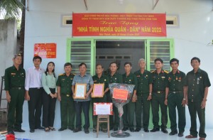 Ban CHQS thị xã Hoà Thành: Trao tặng nhà tình nghĩa quân – dân - Báo Tây Ninh Online