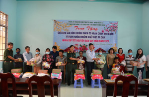 Phòng Kỹ thuật Bộ CHQS tỉnh: Tặng quà tết cho gia đình chính sách có hoàn cảnh khó khăn và nạn nhân chất độc da cam - Báo Tây Ninh Online