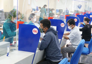Khổ khi vay tiền phải mua bảo hiểm nhân thọ Kỳ 1: &quot;Mua bia kèm lạc” - Báo Tây Ninh Online