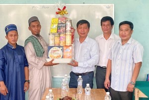 Lãnh đạo huyện Tân Biên: Chúc mừng lễ xả chay tháng Ramadan của đồng bào Chăm tại ấp Thạnh Thọ, xã Thạnh Bình - Báo Tây Ninh Online