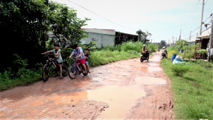 Đường đất vào khu phố An Bình được láng nhựa, người dân phấn khởi