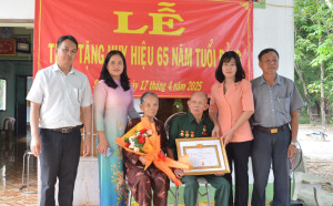 Trưởng Ban Tuyên giáo và Dân vận Tỉnh uỷ trao Huy hiệu 65 năm tuổi Đảng tại xã Suối Dây