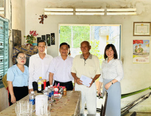 Chủ tịch UBND thị xã Hoà Thành thăm, tặng quà gia đình chính sách