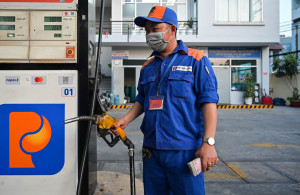 Giá xăng tiếp đà giảm, RON 95 xuống dưới 19.000 đồng/lít