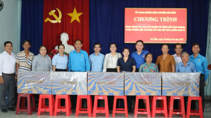 Gò Dầu: Trao tặng tivi cho hộ người có công với cách mạng và thân nhân liệt sĩ
