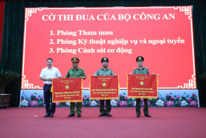 Nhớ mãi lời Bác dạy Công an Nhân dân                                    Bài 2: Ở một đơn vị điển hình học tập và làm theo Bác