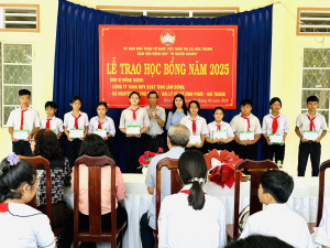 Hoà Thành: Trao học bổng cho học sinh có hoàn cảnh khó khăn