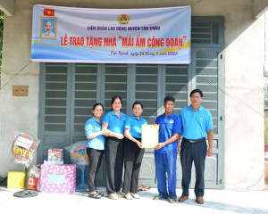 Tân Châu: Bàn giao nhà "Mái ấm công đoàn" cho đoàn viên nghèo
