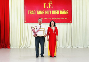 Đảng uỷ phường Long Thành Trung trao tặng Huy hiệu 40 và 30 năm tuổi đảng