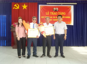 Phó Bí thư Thường trực Thị uỷ Trảng Bàng trao Huy hiệu 55, 40 năm tuổi Đảng
