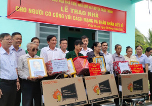 Châu Thành: Bàn giao 12 căn nhà tình nghĩa cho gia đình chính sách