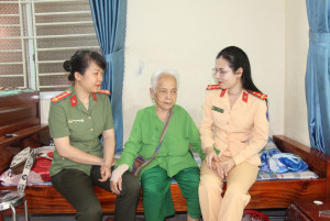 Hội Phụ nữ Công an tỉnh thăm Mẹ Việt Nam anh hùng