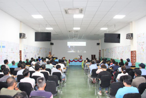 Tuyên truyền pháp luật cho tài xế và công nhân