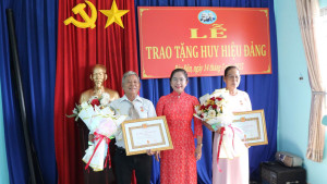 Gò Dầu: Trao tặng Huy hiệu 50 và 40 năm tuổi Đảng cho đảng viên