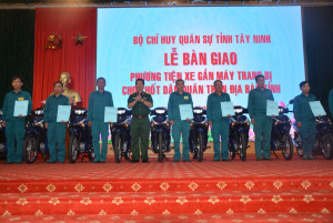 Bộ Chỉ huy Quân sự tỉnh: Bàn giao phương tiện xe gắn máy trang bị cho chốt dân quân