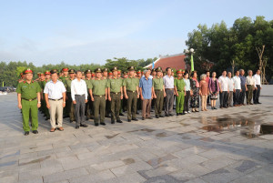 Công an Tây Ninh: Viếng bia tưởng niệm căn cứ Ban an ninh Tây Ninh tại căn cứ Bàu Rong